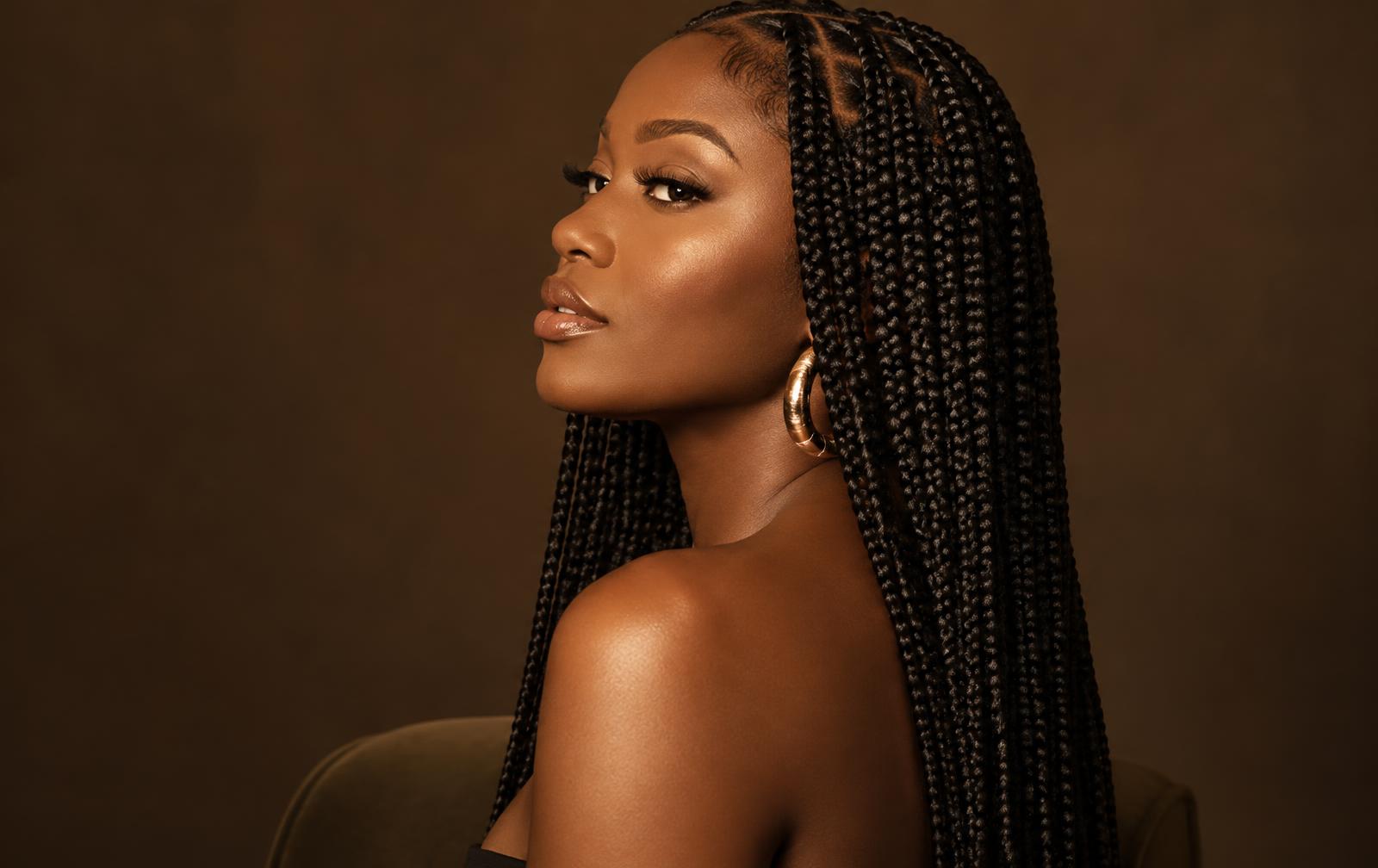 Kvinna med långa box braids